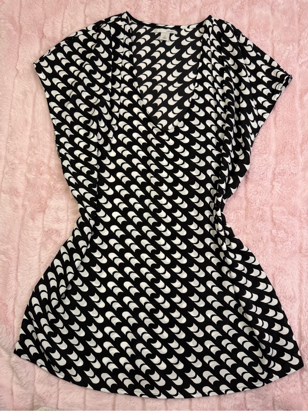 Halogen - NWOT Black & White Geometric V-Neck Short-Sleeve Blouse - Size XS